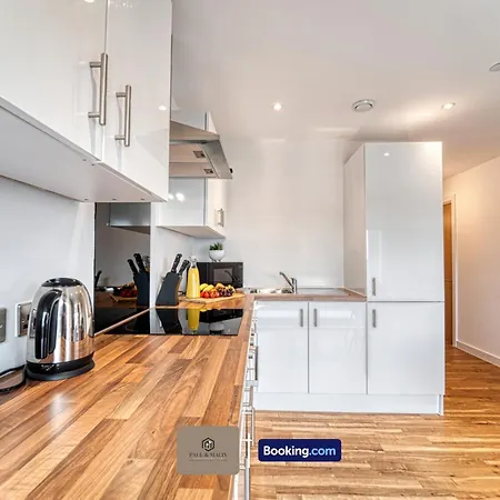 3 Bedroom By Paul & Malin Short Lets & Serviced Stretford With Free Parking & Gym Access Appartement Manchester