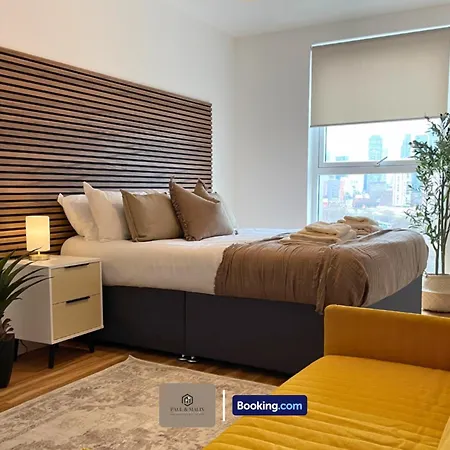 3 Bedroom By Paul & Malin Short Lets & Serviced Stretford With Gym Access Apartment *