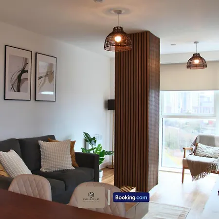 3 Bedroom By Paul & Malin Short Lets & Serviced Stretford With Free Parking & Gym Access Mánchester