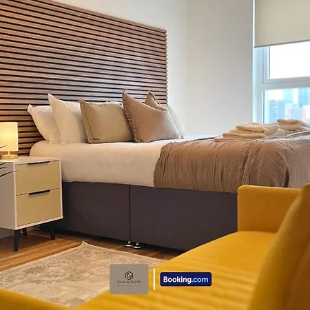 3 Bedroom By Paul & Malin Short Lets & Serviced Stretford With Gym Access * Manchester