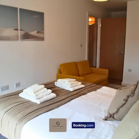3 Bedroom By Paul & Malin Short Lets & Serviced Stretford With Free Parking & Gym Access * Mánchester