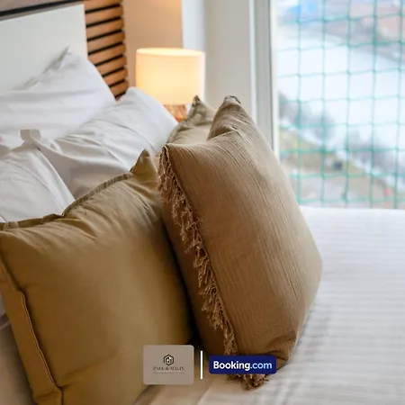 아파트 2 Bedroom By Paul & Malin Short Lets & Serviced Stretford With Free Wifi & Gym Access *