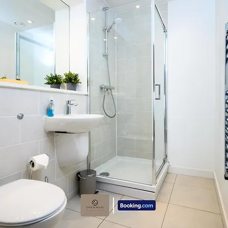 דירה 2Br Flat Near Mediacityuk - Weekend Festival Stay By Paul & Malin Properties Holiday Lets Salford מנצ'סטר