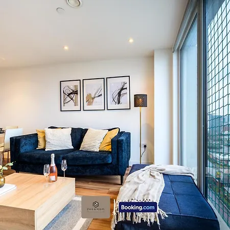 2 Bedroom By Paul & Malin Short Lets & Serviced Stretford With Free Wifi & Gym Access