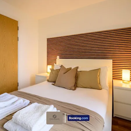2br Near Mediacityuk & Old Trafford With River Views By Paul & Malin Lets Salford Lejlighed