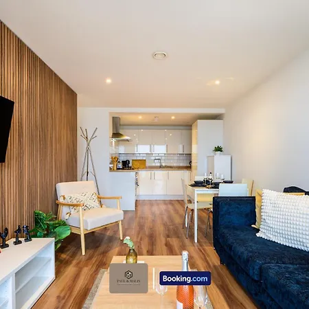 2 Bedroom By Paul & Malin Short Lets & Serviced Stretford With Free Wifi & Gym Access