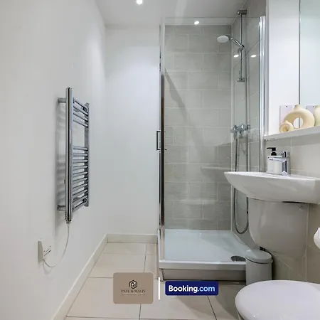 2br Near Mediacityuk & Old Trafford With River Views By Paul & Malin Lets Salford 公寓 *