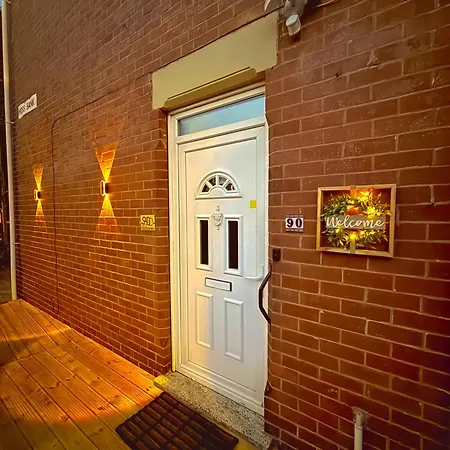 別荘 Full With Free Parking In Moss Bank, Crumpsall, マンチェスター