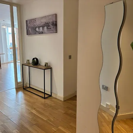 Lux 2bed Centre And Ao Arena Free Parking Modern