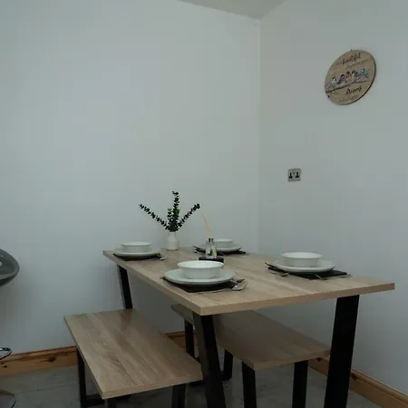 4 Bed Failsworth - 3 Bathrooms - Free Parking - Mon-fri - Ideal For Contractors And Families Tatil Evi