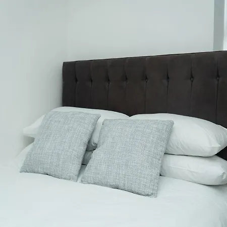 4 Bed Failsworth - 3 Bathrooms - Free Parking - Mon-fri - Ideal For Contractors And Families Tatil Evi
