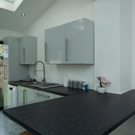 4 Bed Failsworth - 3 Bathrooms - Free Parking - Mon-fri - Ideal For Contractors And Families Feriehus *