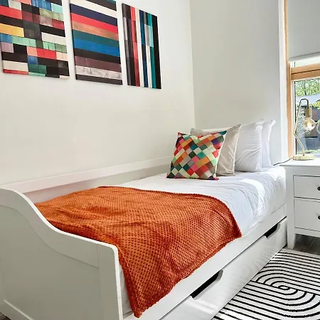 Apartment 3 Bed Flat In With Parking