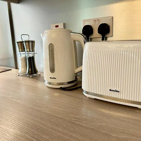 3 Bed Flat In With Parking Apartment *