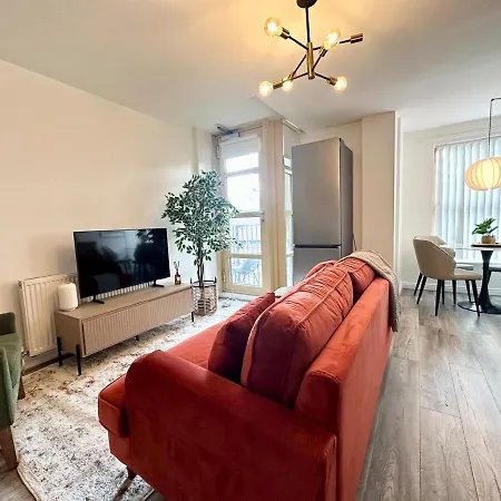 3 Bed Flat In With Parking Apartment Manchester