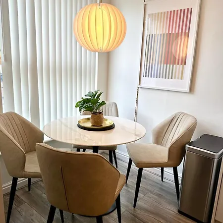 3 Bed Flat In With Parking