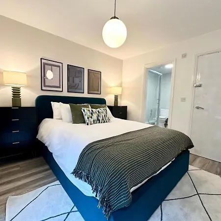 3 Bed Flat In With Parking Apartment