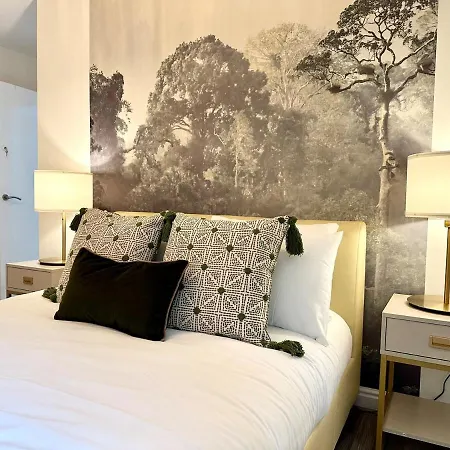 3 Bed Flat In With Parking Apartment