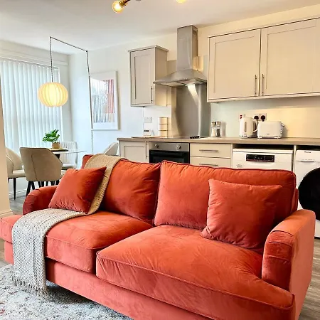 3 Bed Flat In With Parking *
