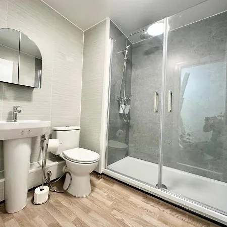3 Bed Flat In With Parking Apartment