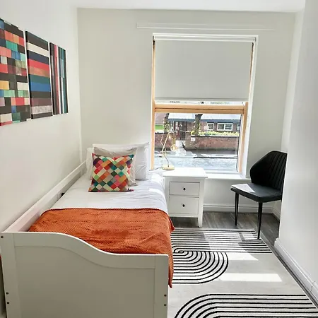 3 Bed Flat In With Parking Apartment