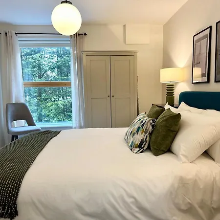 Apartment 3 Bed Flat In With Parking *