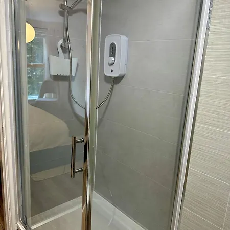 3 Bed Flat In With Parking *