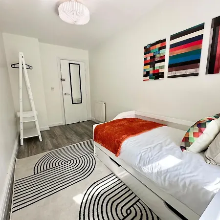 3 Bed Flat In With Parking * Manchester