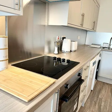 3 Bed Flat In With Parking