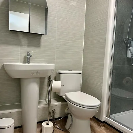 Apartment 3 Bed Flat In With Parking *