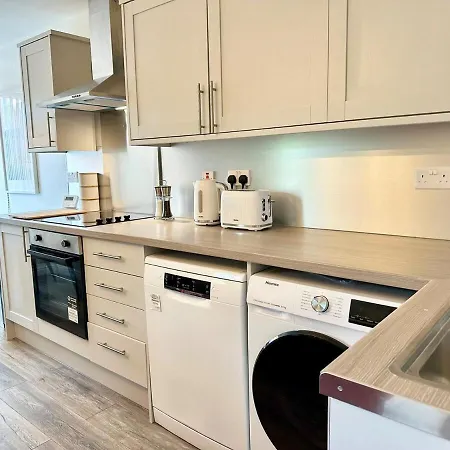 3 Bed Flat In With Parking Apartment *