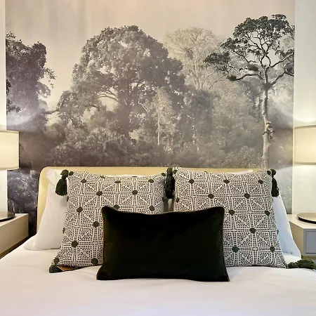 3 Bed Flat In With Parking * Manchester