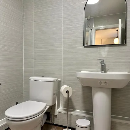 3 Bed Flat In With Parking Apartment Manchester