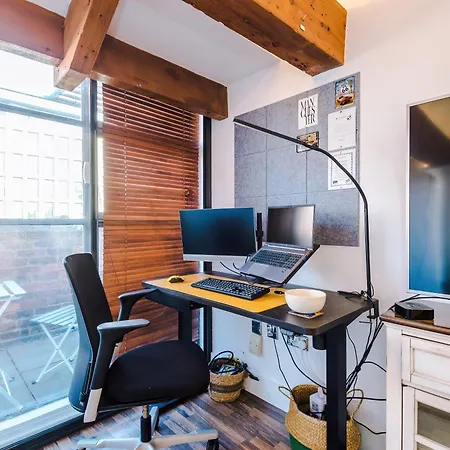 Mcr 2br 2ba, Workspace, Wifi, Full Kitchen *