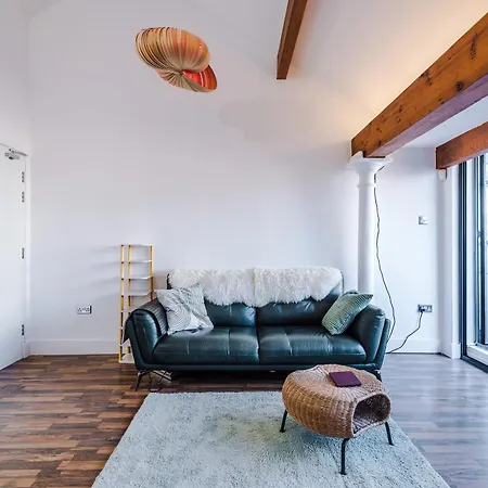 Mcr 2br 2ba, Workspace, Wifi, Full Kitchen