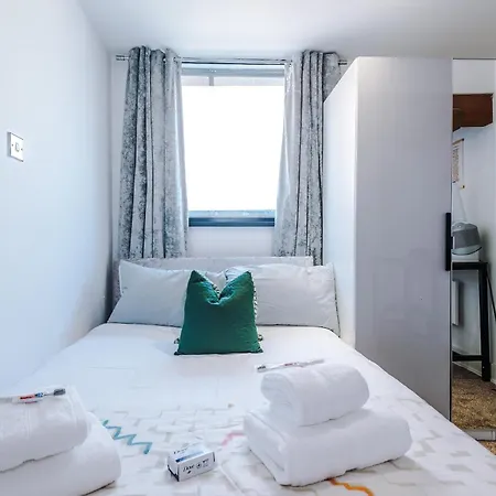 Lejlighed Mcr 2br 2ba, Parking, Wifi, Full Kitchen *