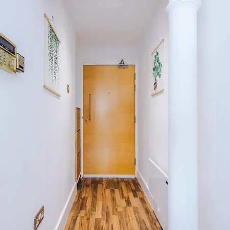 Lejlighed Mcr 2br 2ba, Parking, Wifi, Full Kitchen *