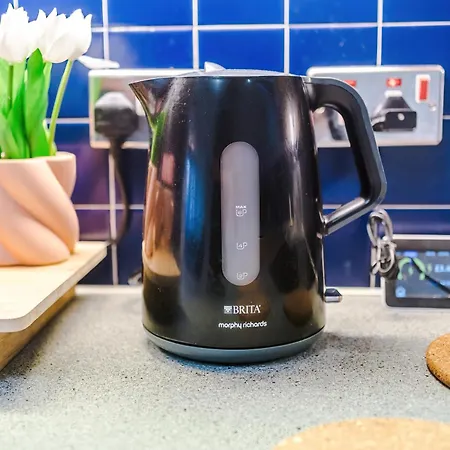 Mcr 2br 2ba, Parking, Wifi, Full Kitchen * Manchester