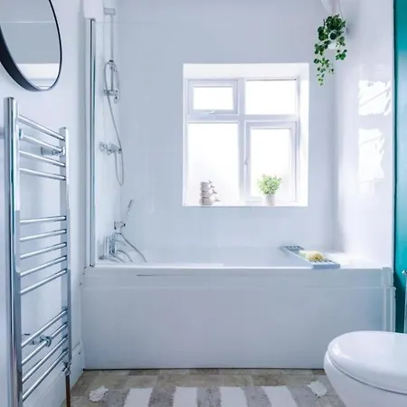 בית נופש Stylish 3br-colourful-sleeps 5 מנצ'סטר