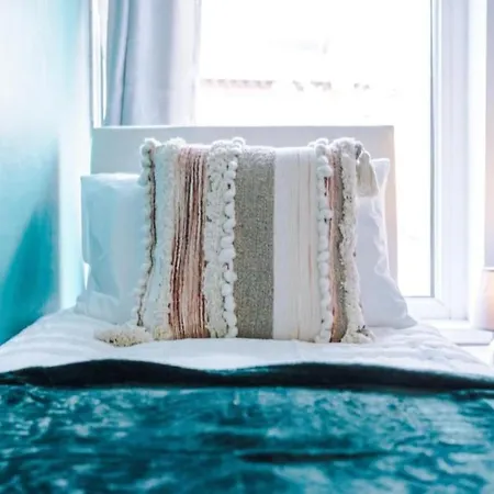 Stylish 3br-colourful-sleeps 5 *