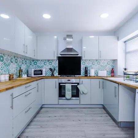 Stylish 3br-colourful-sleeps 5 בית נופש *