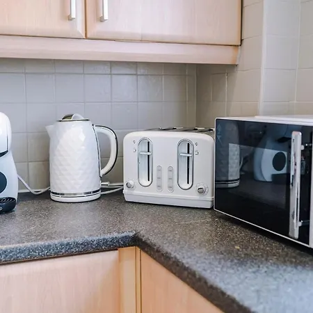 Apartment Spacious 2-bed Near Tram & Etihad - Free Wifi *