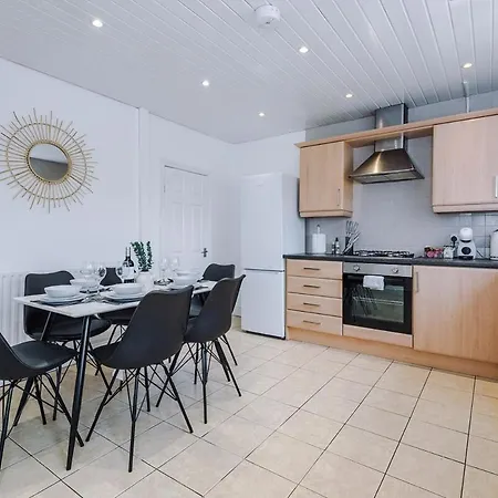 Apartment Spacious 2-bed Near Tram & Etihad - Free Wifi *