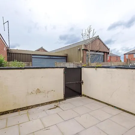 Spacious 2-Bed Home 5Mins To Co-Op Live & Etihad Campus W Free Parking Сasa de vacaciones *