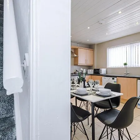 Spacious 2-bed Near Tram & Etihad - Free Wifi