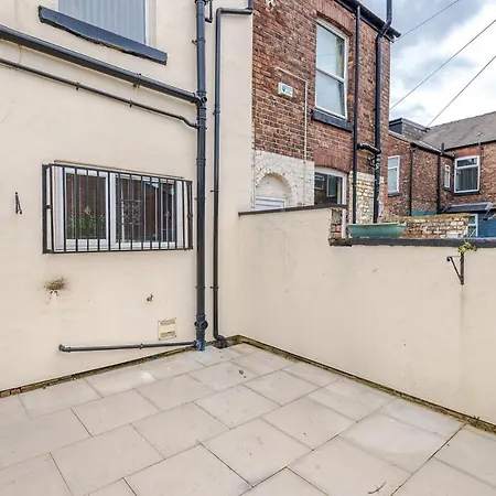 Spacious 2-Bed Home 5Mins To Co-Op Live & Etihad Campus W Free Parking Сasa de vacaciones