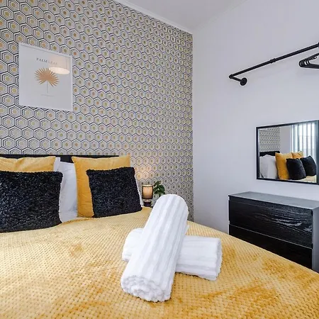 Spacious 2-bed Near Tram & Etihad - Free Wifi