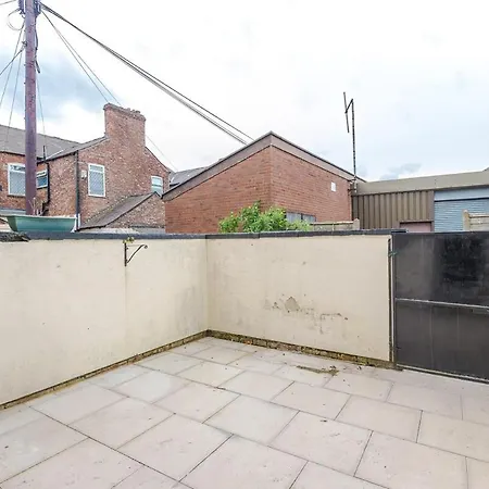 Spacious 2-Bed Home 5Mins To Co-Op Live & Etihad Campus W Free Parking Сasa de vacaciones