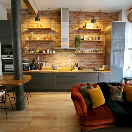 Stylish Seconds Away From Hotspots Pass The Keys Apartament *