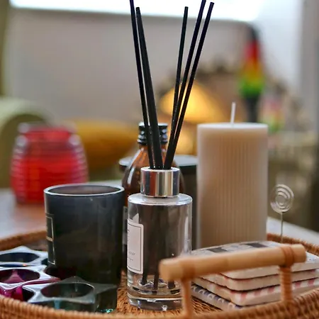 Apartament Stylish Seconds Away From Hotspots Pass The Keys *